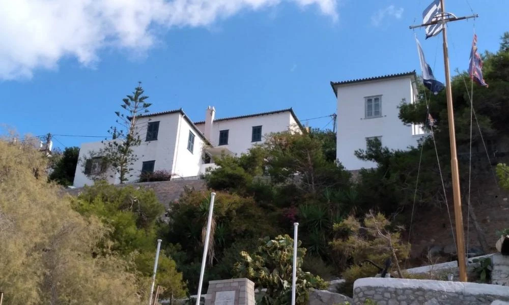 Πυρκαγιά στην Ύδρα - Επιχειρούν ελικόπτερα και αεροσκάφη